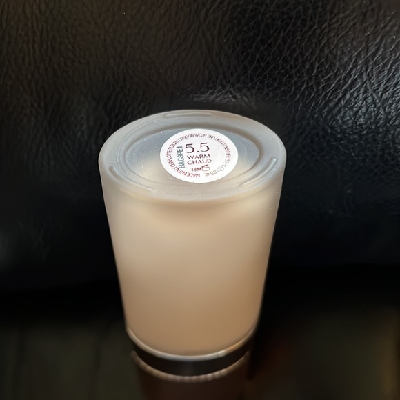 Charlotte Tilbury Airbrush Flawless Foundation (5.5 Warm) - Picture 5 of 8